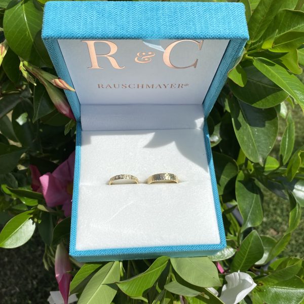 Goldring Goldringe Platinring Platinringe Ehering Eheringe Trauring Juwelier Ring Solitär günstige Ringe Ansbach Ellwangen Dinkelsbühl Aalen Schmuckstudio Ohrlöcher Piercing Ohrlöcherstechen Nasenpiercing stechen Batterien wechseln Goldschmuck Personalisierterschmuck Rosegold Weißgold Platinschmuck Platinring Verlobung Heiraten Hochzeit Druckenmüller Fineart Grün Eckartshausen Trauringgeschäft Ehering Diamanten Brillanten Rauschmayer Trauringkonfigurator Personalisiert Ring Ringe Armband Armbänder Edelstein Edelsteine Besondo Schwäbischhall Wolpertshausen Braunsbach Jana Schmuckwelt Janas Trauring Welt Kühnel Studex Edelstahl Silber Schmuckschachtel