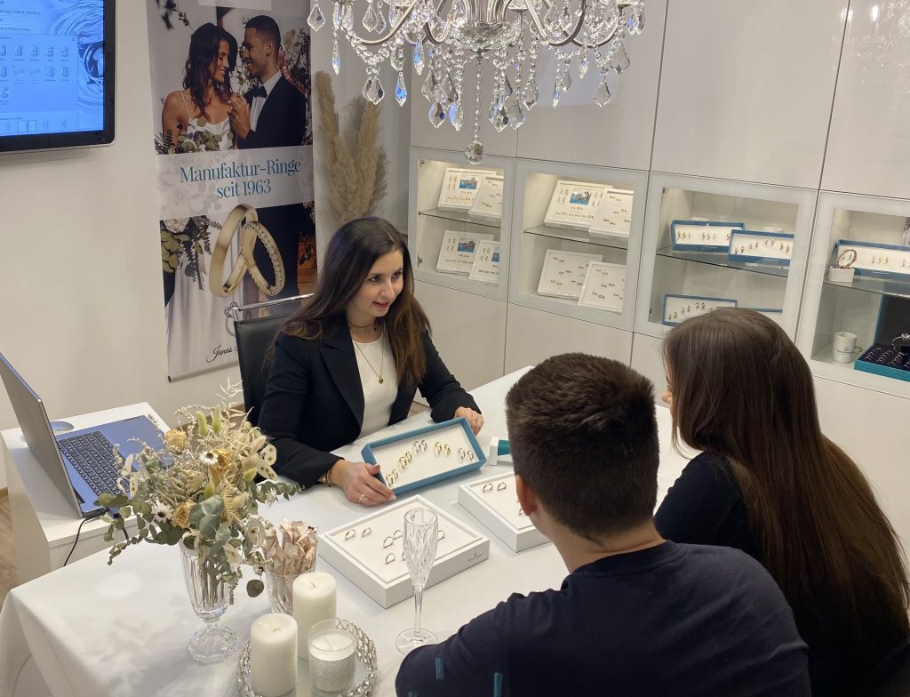 Verlobungsring Verlobungsringe Ringe Eheringe Trauringe Hochzeitsringe Hochzeitsring Goldring Platinring Trauringberatung Trauringstudio Juwelier Crailsheim Schwäbisch Hall Ilshofen Schmuck Armbänder Ohrring-stechen Edelsteine Brillanten Heiratsantrag Diamantring Ketten Ohrringe Personalisierter Schmuck Konfigurator